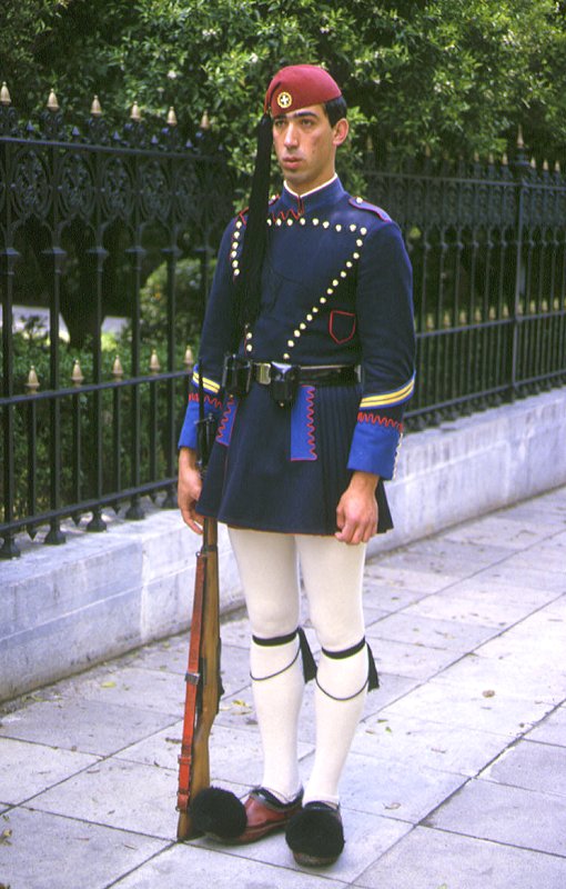 315athen-wachabloesung-evzonen.jpg