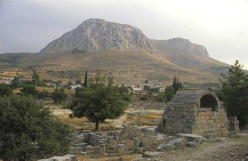 Alt-Korinth, im Hintergrund die Bergfestung Akrokorinth