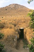 H�hlengr�ber n�rdlich Lutraki