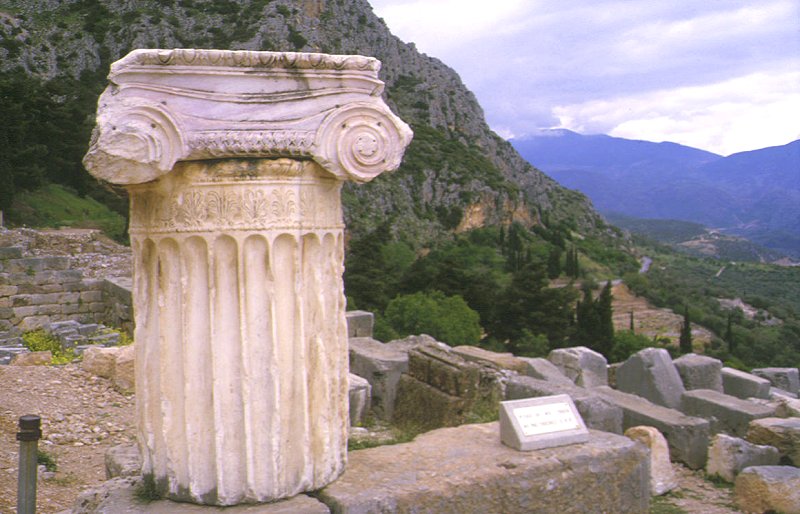 Säulenfragment im Orakelheiligtum von Delphi