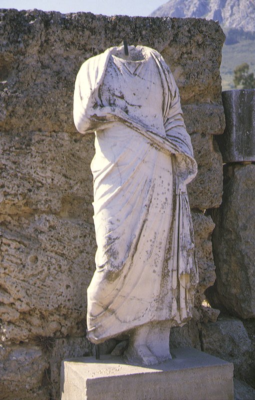 Beschädigte antike Statue