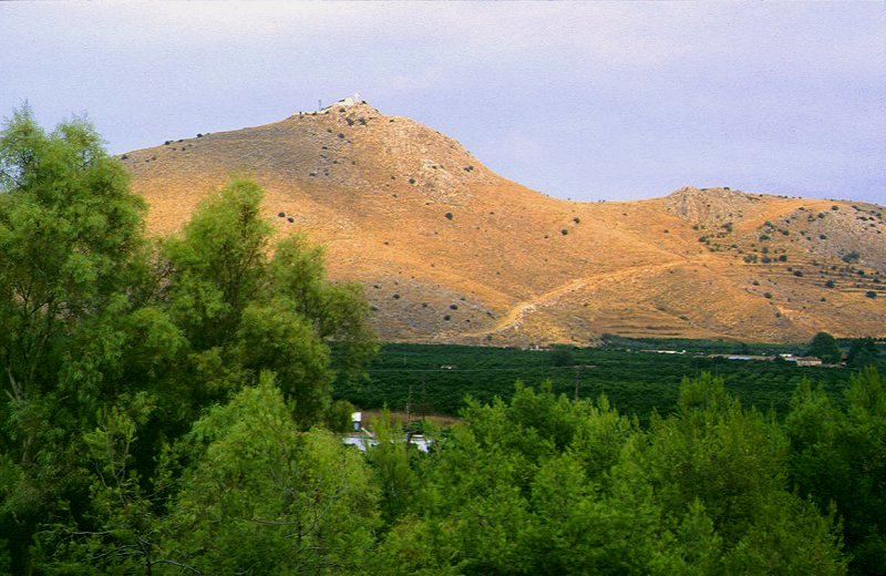Kloster auf einem Hügel nördlich Lutraki