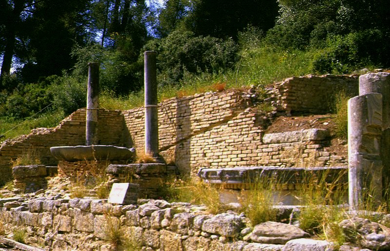 "Exedra des Herodes Attikus" oder auch Nympheion (Nymphäum) in Olympia